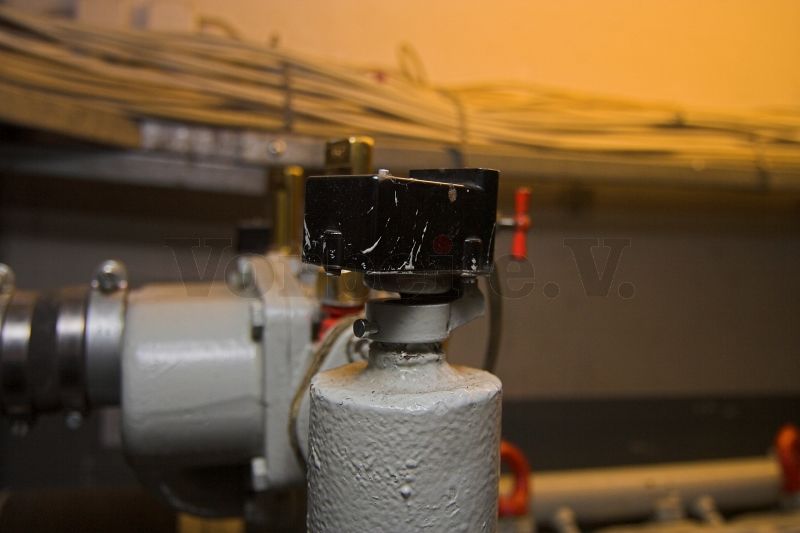 Sitzt wieder in richtiger Position: Der Thermostat im Rohrsystem des Kühlwasserkreislaufes.