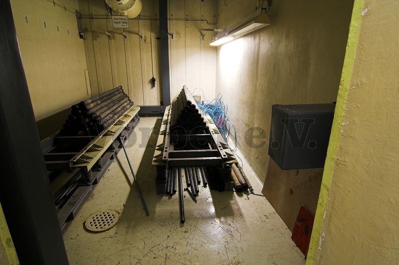 Der Batterieraum Raum 5 wird heute für die Ablage der Brunnenrohre verwendet.