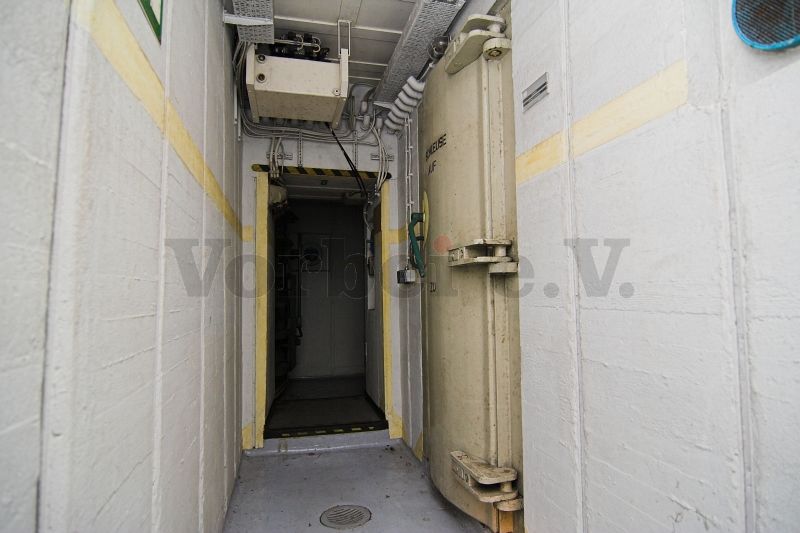 Das Hydraulikaggregat unter der Bunkerdecke im Vorflur der Dekontaminationsanlage (Raum 53).