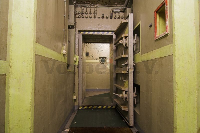 Äußere Panzerdrucktür der GSVBw 21 ohne elektrohydraulische Türenbetätigung. Blick vom Eingang (Raum 51) in die Schleuse (Raum 52).