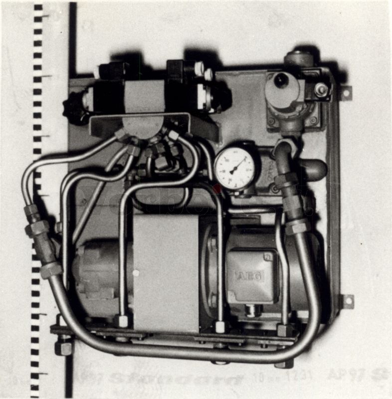 Bild 1: Hydraulikaggregat, Draufsicht. Max. Betriebsdruck: 125 bar. Fördermenge: 4,17 Liter/Minute.