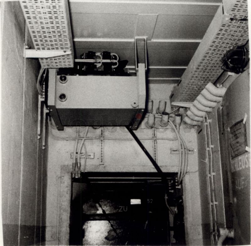 Bild 3: Hydraulikaggregat, stoßgesichert unter der Decke von Raum 53 aufgehängt. Betriebsdruck auf 20 bar eingeregelt.