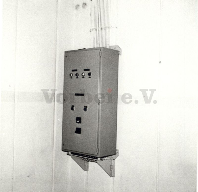 Bild 5: Schaltschrank, stoßgesichert an Seitenwand von Raum 6 befestigt.