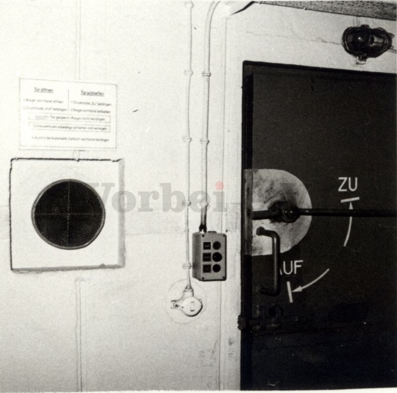 Bild 6: Drucktaster mit Warnleuchte, in der Schleuse neben einer Schleusentür montiert.