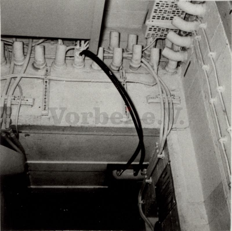 Bild 12: Sicht auf Meflex-Kabel und Kabeldurchführungen im Bereich der inneren Schleusentür.