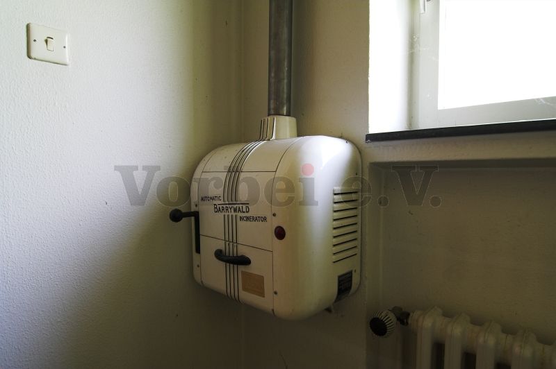 Auch im Unterkunftsgebäude wurde das Damen-WC mit einem Verbrennungsautomaten für Damen-Hygieneartikel ausgestattet.