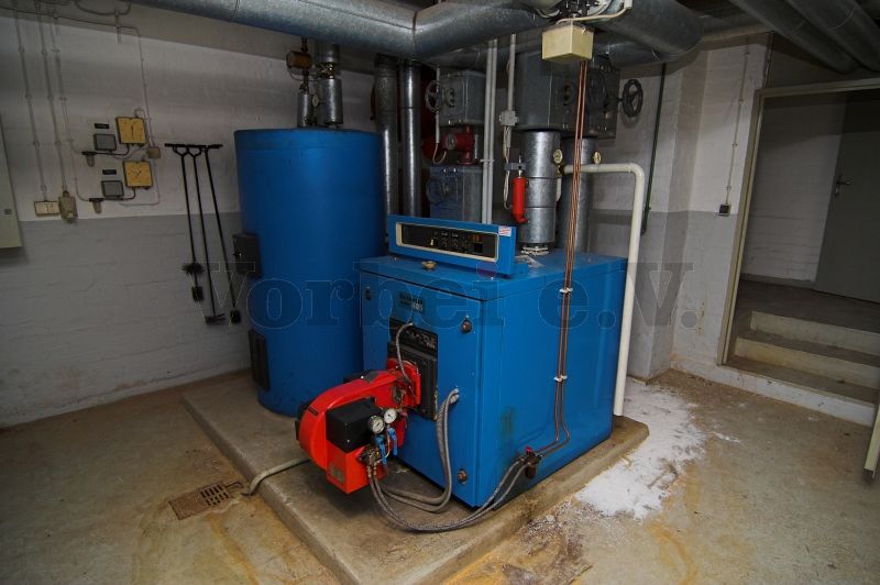 Die Warmwasserversorgung des Unterkunftsgebäudes wurde von der Heizungsanlage gewährleistet.
