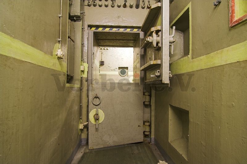 Zweigeteilte Panzerdrucktür im Schleusenbereich (Raum 52) der GSVBw 21 mit geöffneten oberen Türbereich.