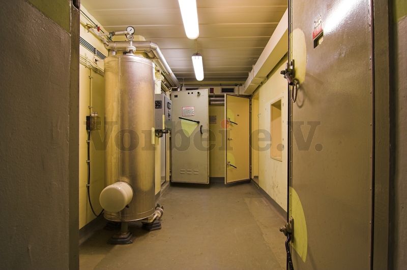 Elektrisch beheizter Warmwasserspeicher im Raum 57 im Bunker (Ankleideraum in der Dekontaminierungsanlage) zur Warmwasserspeisung der Dusche (Raum 56).