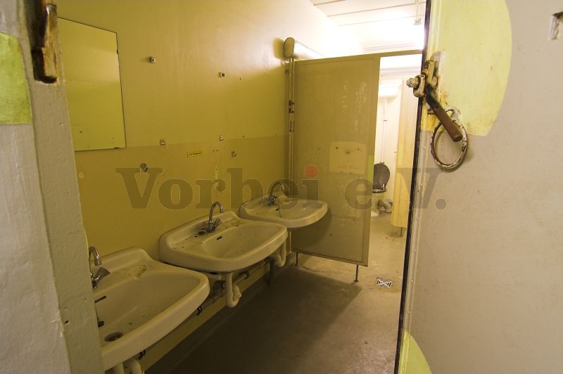 3 Waschbecken im Raum 30 (WC-Damen).