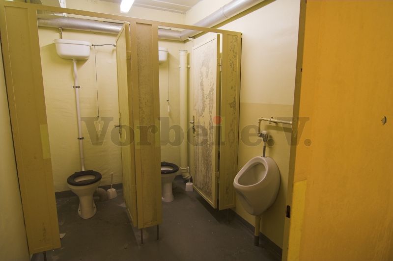 Ausstattung des Herren-WCs mit 2 Sitzbecken.