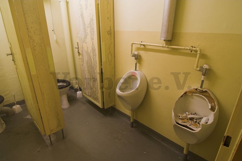 2 Urinale im Raum 31.