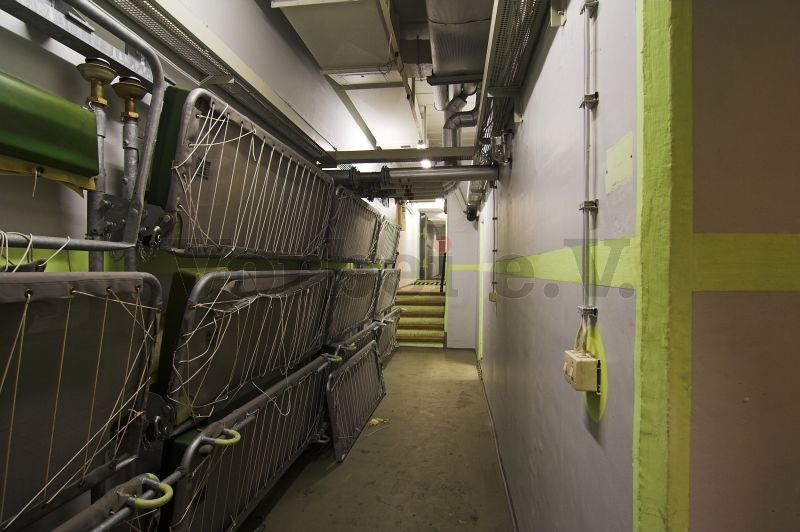 Lumineszierender Farbanstrich auf den hervorstehenden Rahmenteilen der Schutzraumliegen im Raum 41.