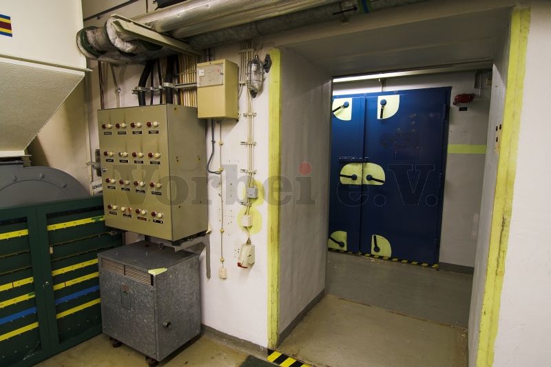 Eine Mutteruhr im Raum 24 der GSVBw 21. Hier erfolgte die Installation der Uhr rechts neben dem Schaltschrank für die Pumpensteuerung.