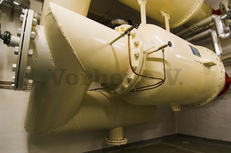 Druckstoßklappen im Rohrsystem der Belüftungsanlagen verhinderten ein “Durchschlagen” von Druckwellen in den Innenbereich des Fernmeldebetriebsgebäudes.