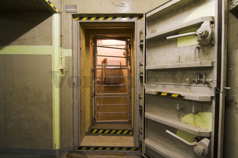 Der Sammelraum für kontaminierte Kleidung (Raum 55) kann nur von der Gasschleuse (Raum 52) aus betreten werden.