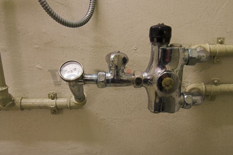 Die Regelung der Wassertemperatur in der Dusche der Dekontaminierungsanlage (Raum 56) im Bunker erfolgte mit einem Thermostat. Ein Thermometer diente zur Temperaturkontrolle.