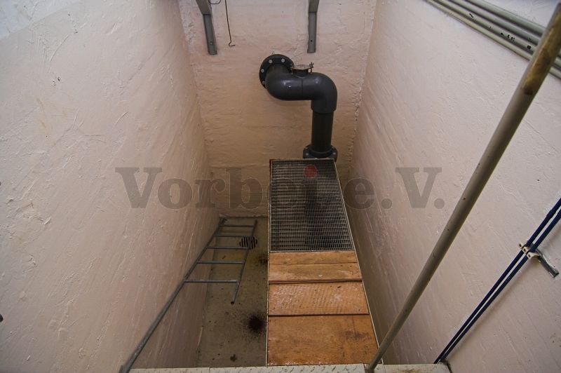 Das Abwasserrohr der sanitären Anlagen führt durch den Raum 23 (Fäkalienhebeanlage) direkt in das Abwasserrohr, das aus dem Fernmeldegebäude heraus führt. Die Ausführung des Raumes 23 in der GSVBw 21 unterscheidet sich erheblich von anderen GSVBw.