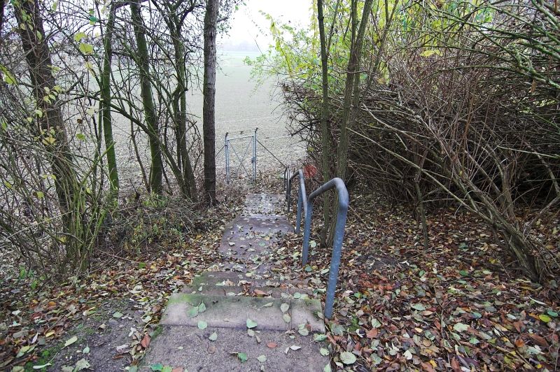 Treppenabgang auf dem GSVBw-Gelände zur Umzäunung.