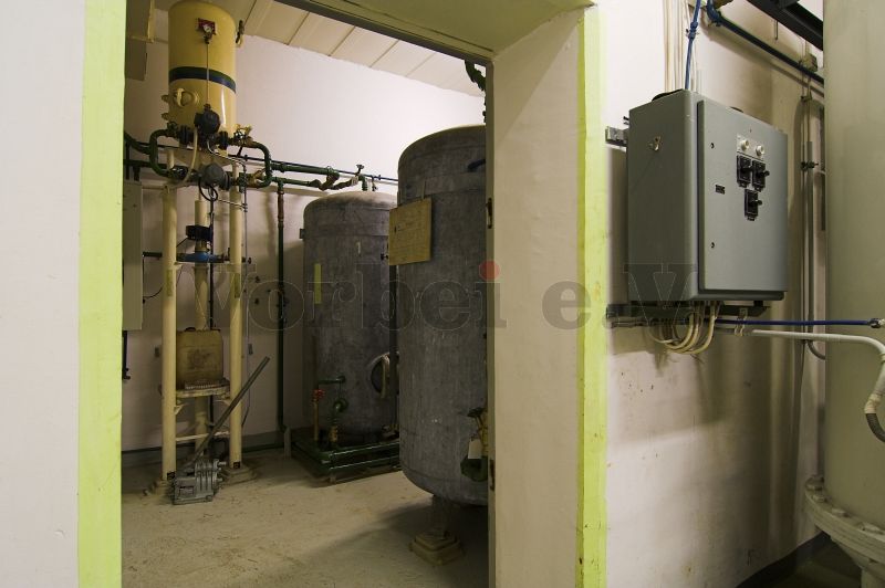 Auch bei der Aufstellung der Notwasserbehälter im Raum 11N wurden Maßnahmen zum Schutz vor Erschütterungen umgesetzt.