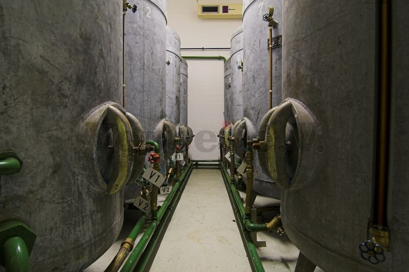 Acht Wasservorratsbehälter im Raum 11N (Notwasservorrat) fassen insgesamt 12000 Liter Wasser.