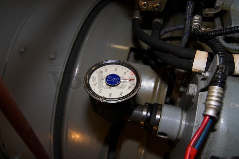 Drehzahlmesser zur Betriebsüberwachung des Dieselmotors: Die NEA läuft mit der Betriebsdrehzahl von 1000 U/min.