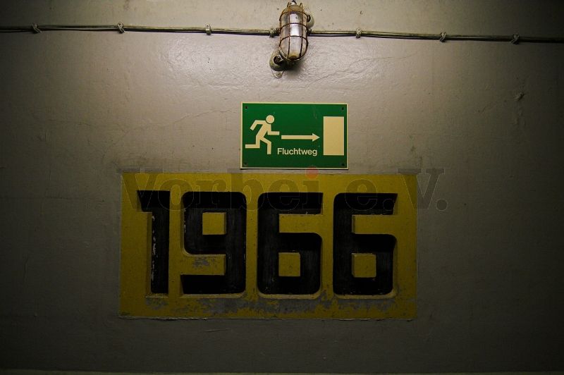 Notbeleuchtung im Eingangsbereich (Raum 51) gegenüber der Panzerdrucktür im Fernmeldebetriebsgebäude.