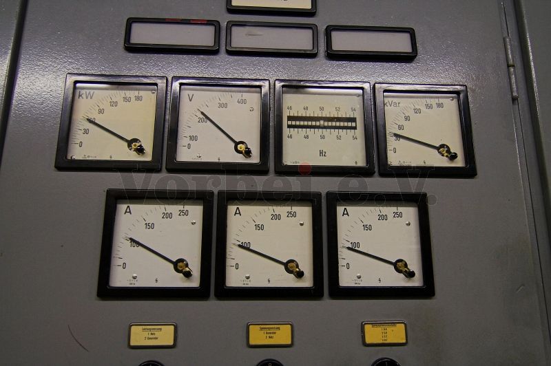 Messgeräte für Leistung, Spannung, Frequenz und Stromstärke im Netz-Feld der Siemens-Ausrüstung.