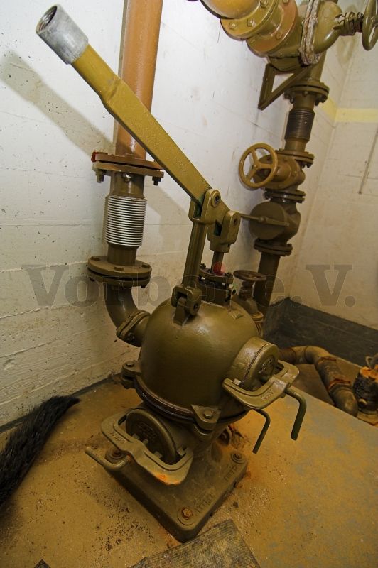 Auch hier steht im Raum 23 eine Handpumpe zur Verfügung, um die Abwasserbeseitigung auch bei einem Ausfall der automatischen Hebeanlage zu gewährleisten.