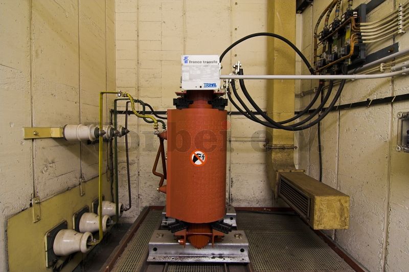 Luftgekühlter Gießharz-Trockentransformator im Raum 21 einer GSVBw. Durch Wegfall der Ölfüllung verringerten sich die Wartungsarbeiten am Transformator.