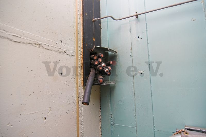 Raum 5 im Bunker : Leitungen mit großem Querschnitt stellten die Verbindung zwischen den Gleichrichterschränken und den Batterien her.