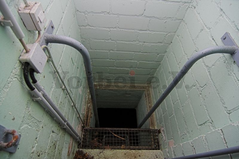 Abstieg in Objekt 3 durch das Zugangsbauwerk.