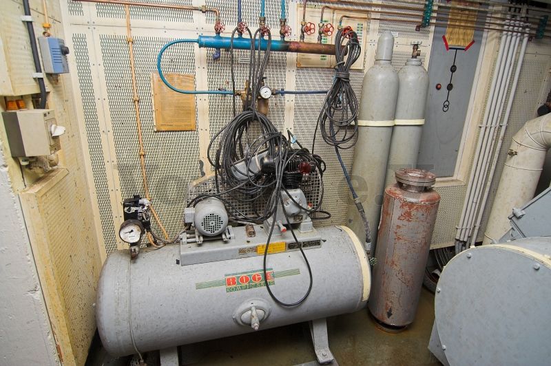 Eine Kompressoranlage und Druckluftflaschen im Raum 20 stellten die Druckluftversorgung der pneumatischen Schieber sicher. Rechts im Vordergrund befindet sich der NEA-Generator.