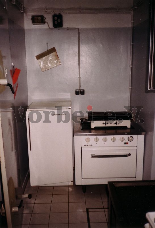 Elektroherd und Kühlschrank in der Notküche im Raum 33.