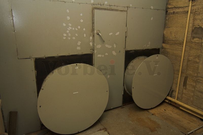 Die Axialgebläse vor dem Wasserkühler der Dieselmaschinensätze wurden mit Rückstromsperren verschlossen und die Klimatür verriegelt.