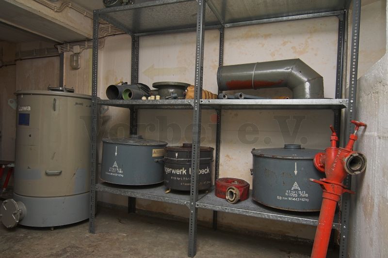 Schwerlastregal in der Lagerschleuse. Unter anderem sind hier Komponenten von Schutzraum-Belüftungsanlagen eingeordnet.