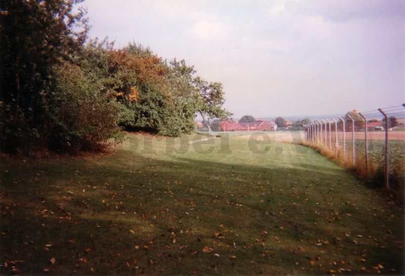 Eine Fotografie aus der Betriebszeit der GSVBw 21: Umzäunung an der südlichen Grundstücksgrenze.