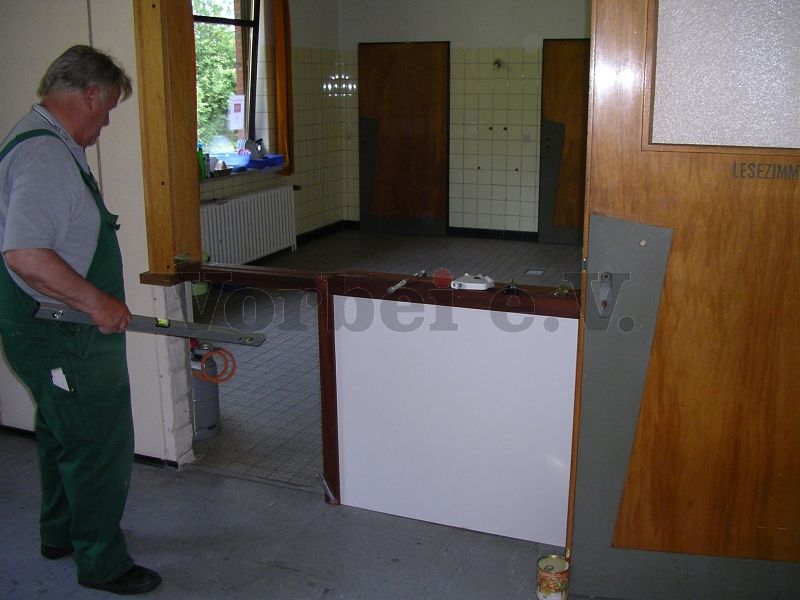 Neukonstruktion des Durchreiche- und Thresenbereiches in der Küche des Dienstgebäudes.