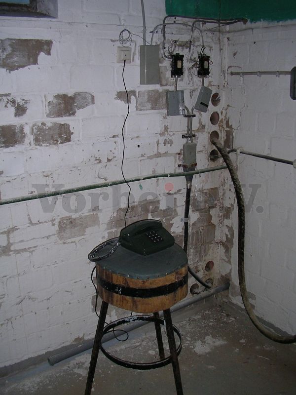 Eine Telefon-Nebenstelle im Keller des Unterkunftsgebäudes.