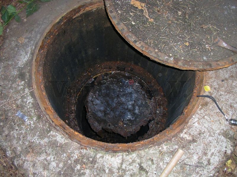 Eine Blechabdeckung dient im Abgasweg als Sollbruchstelle. Das Material ist durch Korrosion zerstört und muss ersetzt werden.