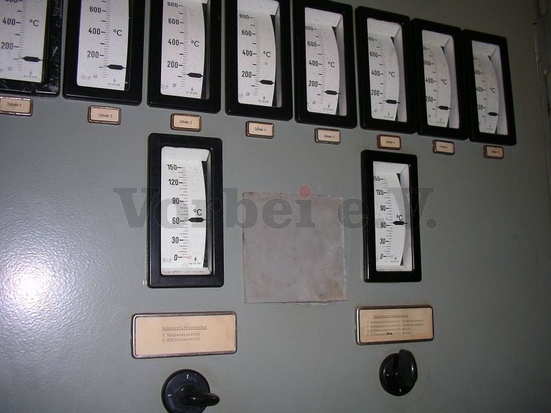 Im NEA-Schaltfeld zeigen die oberen acht Thermometer die Betriebstemperatur jedes Zylinders an. Mit einem Umschalter können die unteren beiden Temperatur-Meßgeräte auf verschiedene Meßpunkte im Kühlwasser- und Ölkreislauf geschaltet werden.