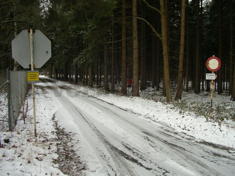 Winterlich: Zufahrtsstraße zur GSVBw 22.