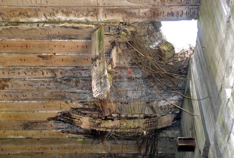 Ein Bombentreffer verursachte diese Beschädigungen in der Decke des U-Boot-Bunkers.