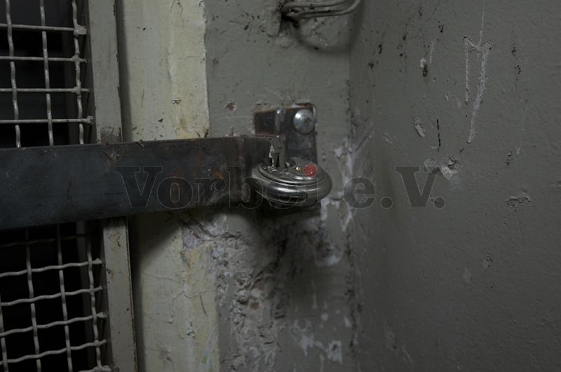 Sicherung einer Gittertür im Bunkerzugang.