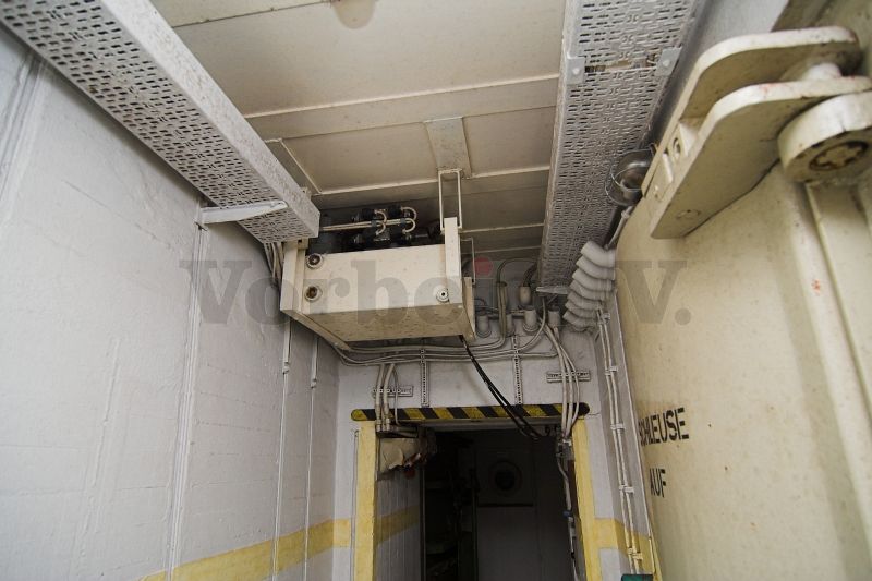 Unter der Raumdecke befindet sich das Hydraulik-Aggregat für die elektrohydraulische Betätigung der Schleusendrucktüren.