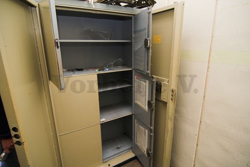 Der Tresor diente zur Lagerung von sicherheitsrelevanten Unterlagen und ist nicht mehr verschlossen.