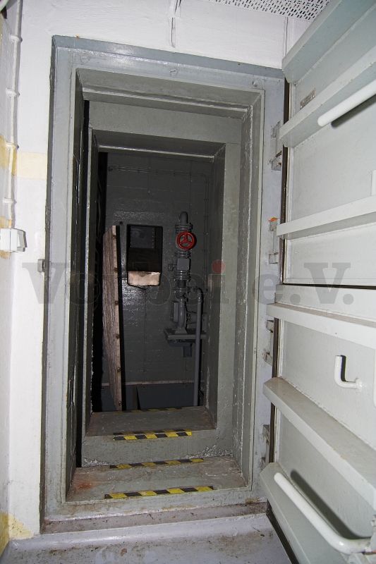 Blick in den Raum 55 durch die geöffnete Panzerdrucktür.