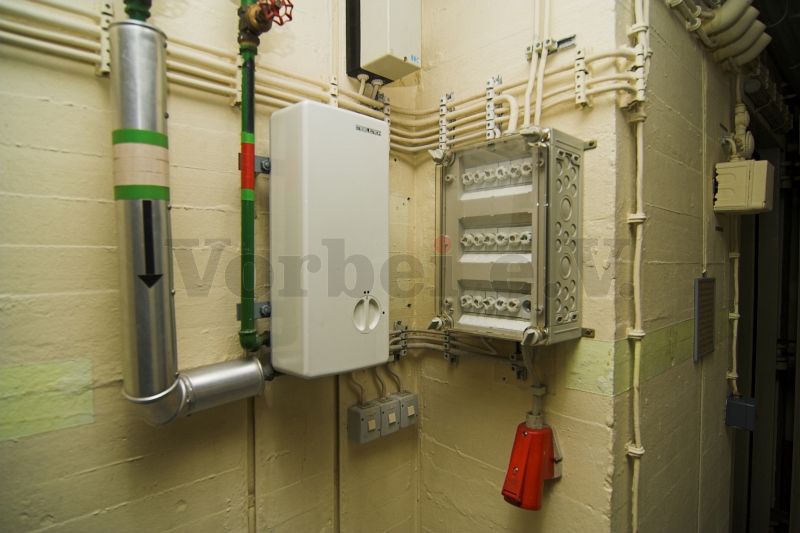 Anstelle des geforderten elektrisch betriebenen 400-Liter-Warmwasserbereiters wurde hier ein Durchlauferhitzer zur Warmwasserversorgung der Duschen installiert.