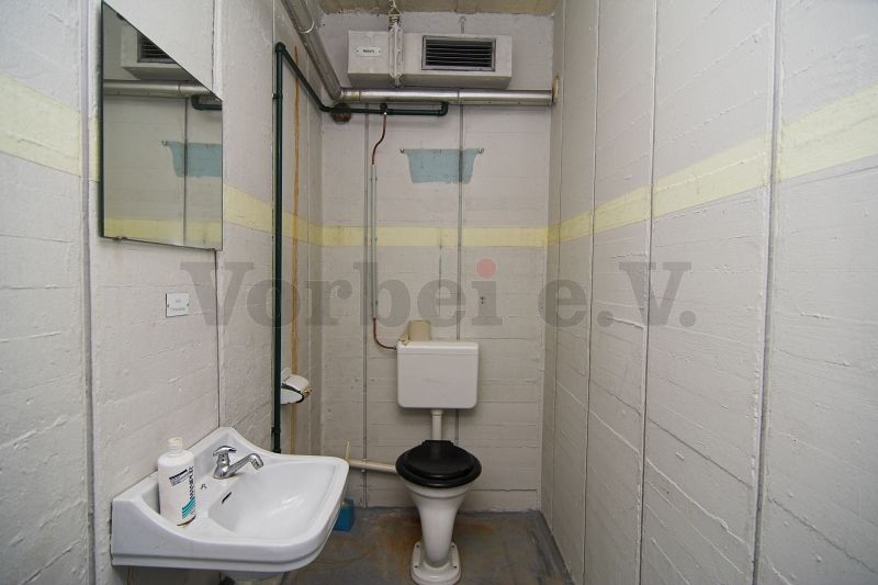 Das WC Ankleideraum (Raum 58) in der geforderten Ausstattung.