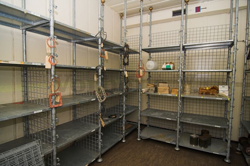Der Raum 34N wurde, wie gefordert, mit verstellbaren Metallregalen ausgestattet.